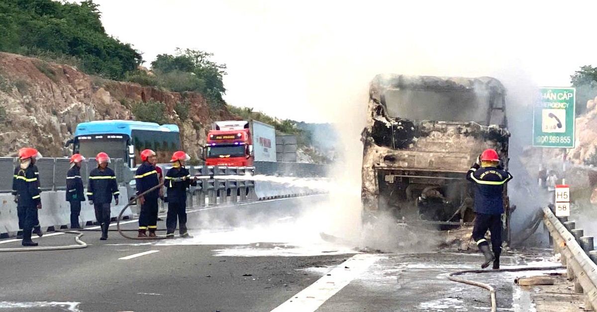 Xe khách cháy trơ khung trên cao tốc Nha Trang - Cam Lâm, 30 người may mắn thoát nạn