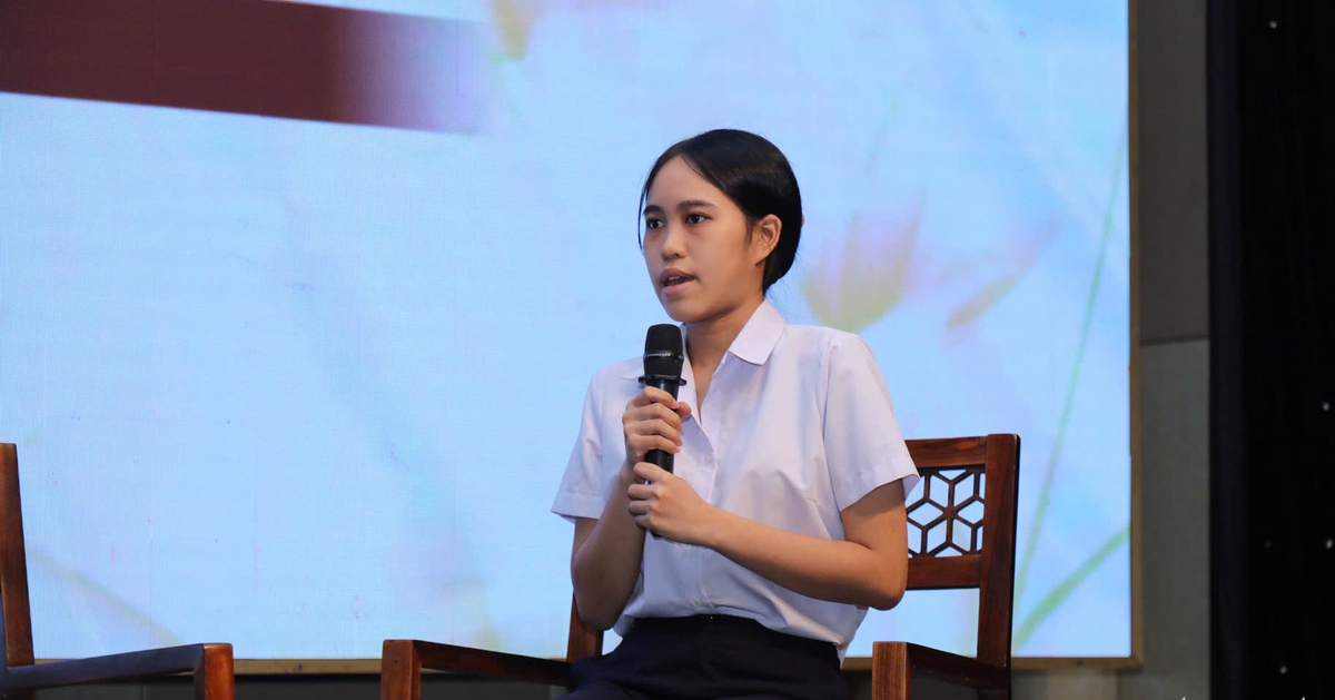 Thủ khoa khối D của trường: Mẹ mù chưa từng thấy mặt con, mình ráng thành tài chữa mắt cho mẹ