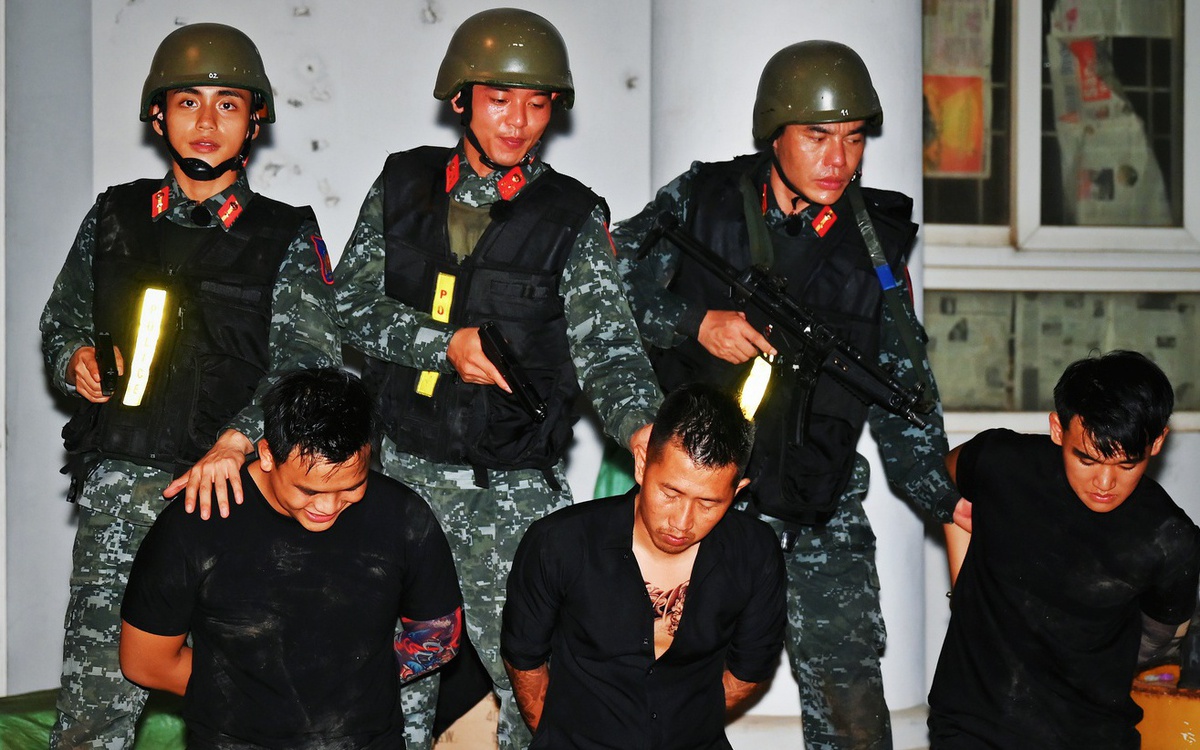 Phan Mạnh Quỳnh 'mát xa' lốp xe, Dương Lâm giã trà chanh trong Chiến sĩ quả cảm