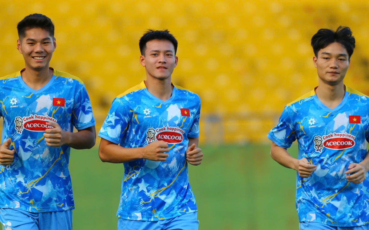 3 cầu thủ cùng CLB phải tập riêng ở tuyển Việt Nam