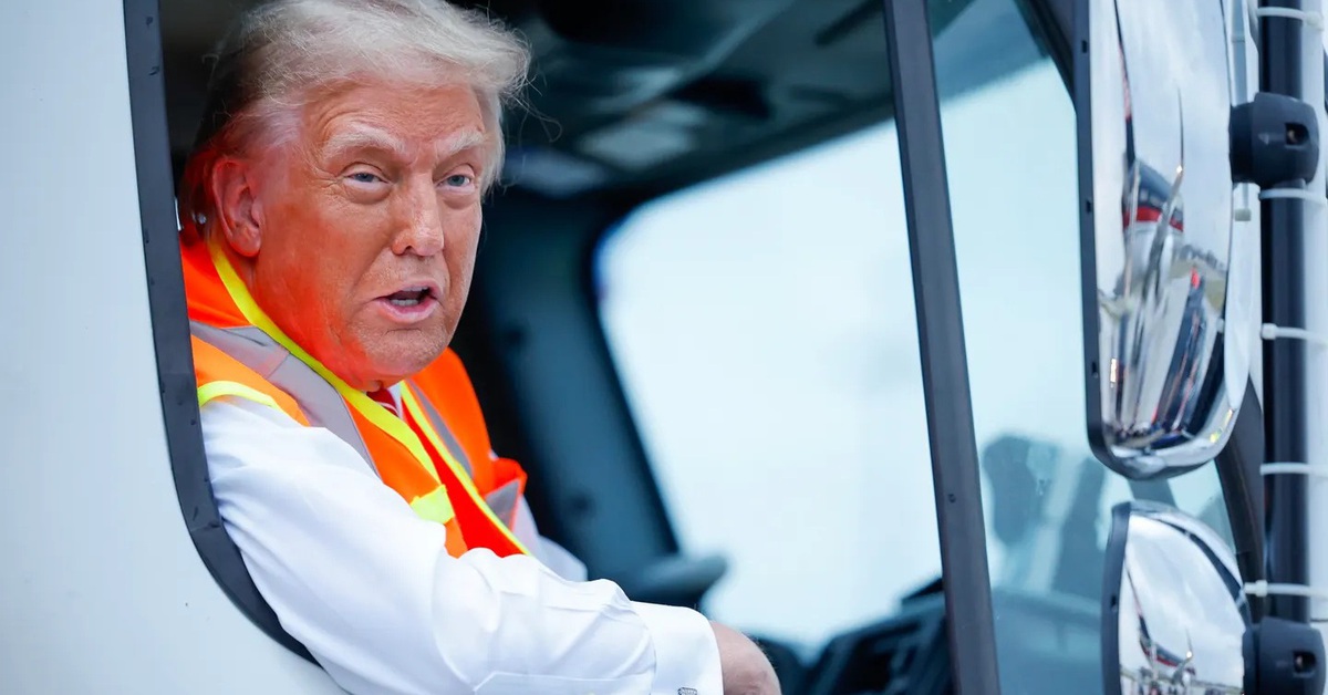 Ông Trump áp thuế 25% lên xe tải hạng nặng nhập khẩu từ ngày 1-11