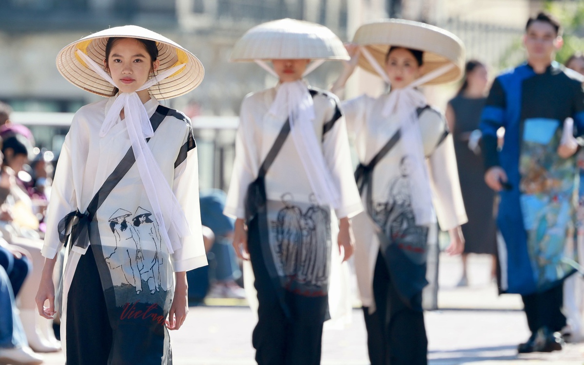 Hơn 200 tà áo dài là 'cả di sản Việt Nam đang chuyển động giữa lòng New York'