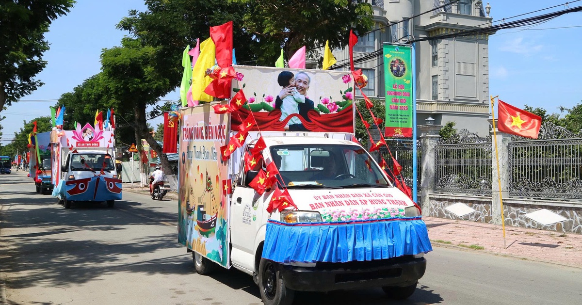 Làm lồng đèn, trang trí xe hoa đăng mừng Lễ hội Nghinh Ông Cần Giờ