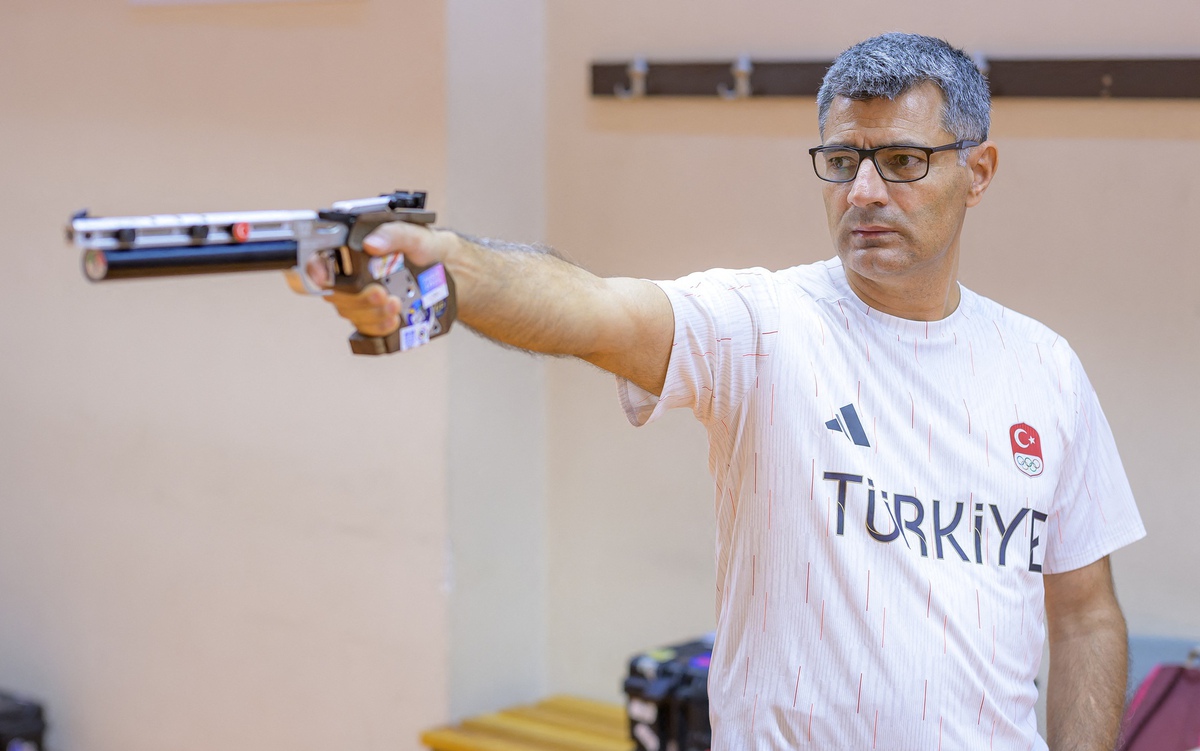 Ông chú xạ thủ 52 tuổi lại gây bất ngờ