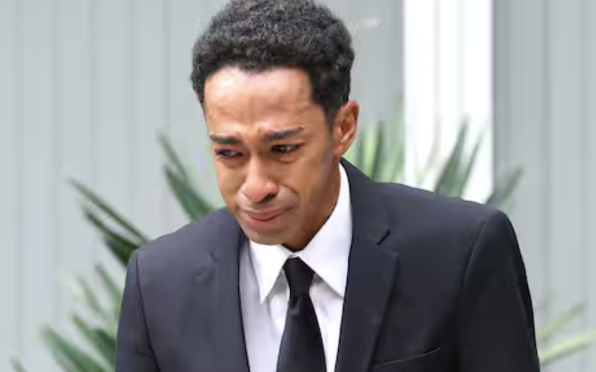 Thành viên nhóm nhạc thần tượng Ae! Group bị bắt vì khỏa thân nơi công cộng, khóc lóc xin tha thứ