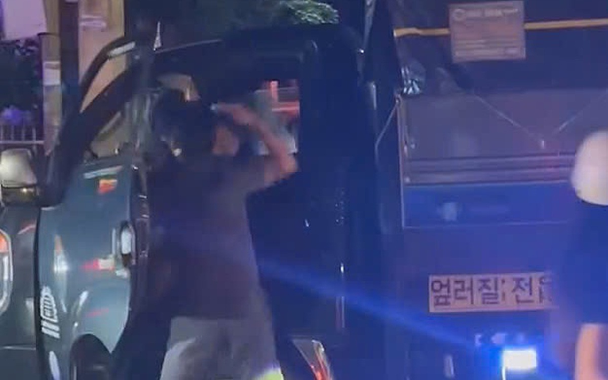 Va chạm giao thông, thanh niên trên xe bán tải liên tục đánh, đấm vào mặt tài xế xe tải