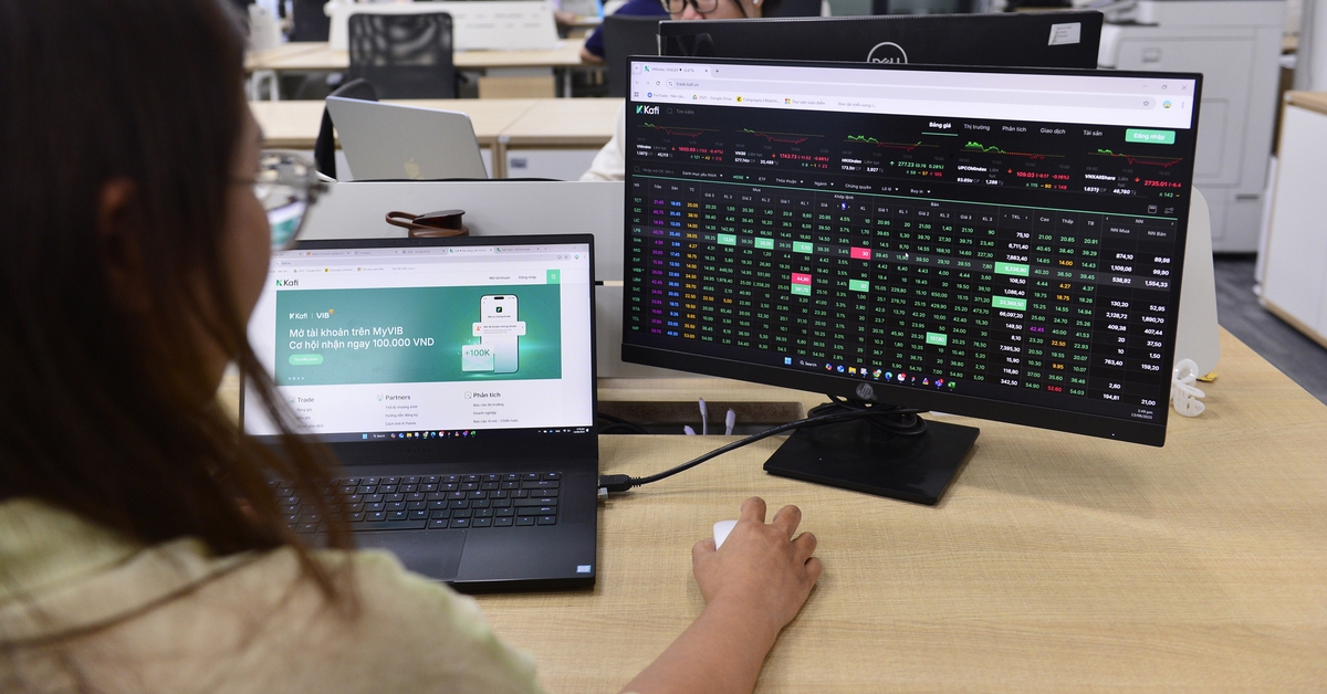 Vì sao chứng khoán Việt Nam bất ngờ tăng mạnh top đầu khu vực?