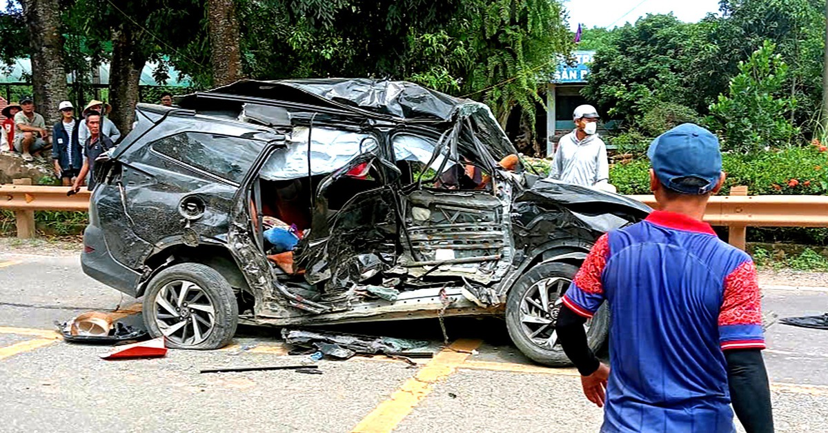 Va chạm xe đầu kéo, 4 người trên xe con gặp nạn