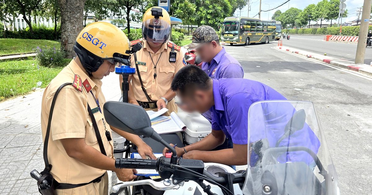 Sau phản ánh của Tuổi Trẻ, hàng loạt xe khách vi phạm bị Đội Cảnh sát giao thông Rạch Chiếc xử lý