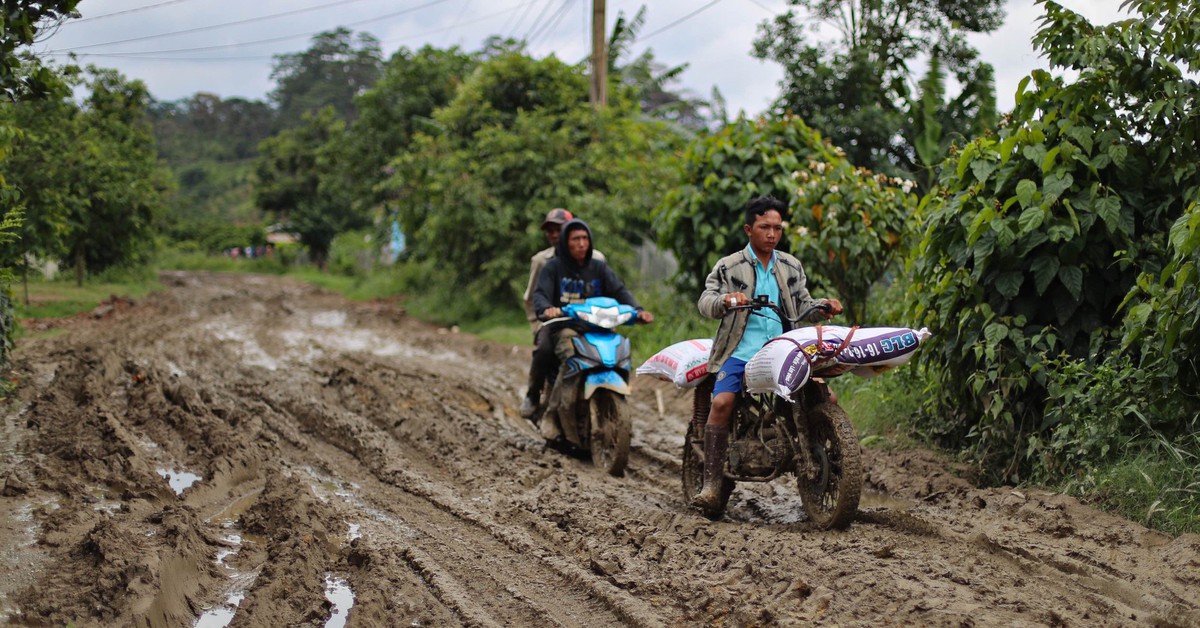 Đường dẫn vào 'cung đường trekking đẹp nhất Việt Nam' như ruộng cày