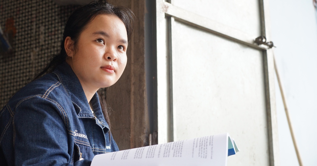 Bà nội kế đi xe lăn nuôi cháu chồng mồ côi, nữ sinh Tây Bắc rửa chén thuê kiếm tiền từ lớp 7