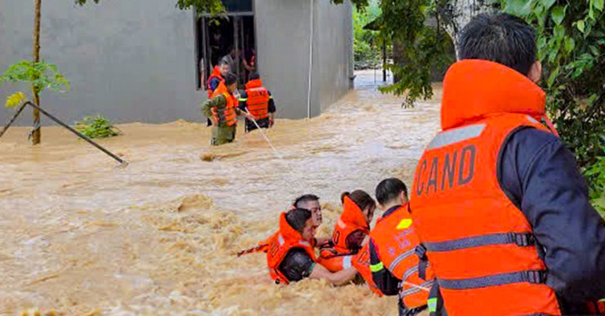 Công an bám dây thừng, cứu 5 người trong gia đình bị cô lập giữa dòng lũ xiết