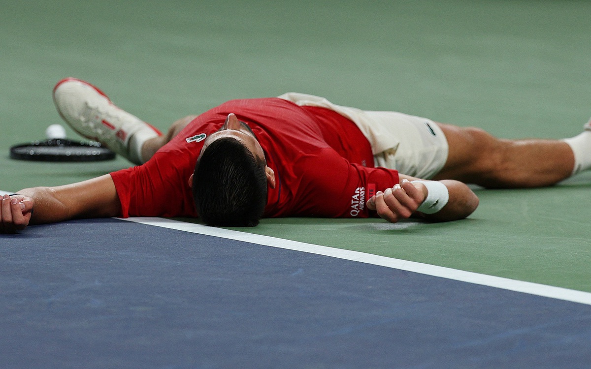 Djokovic nằm vật ra sân và phải đo huyết áp giữa trận đấu