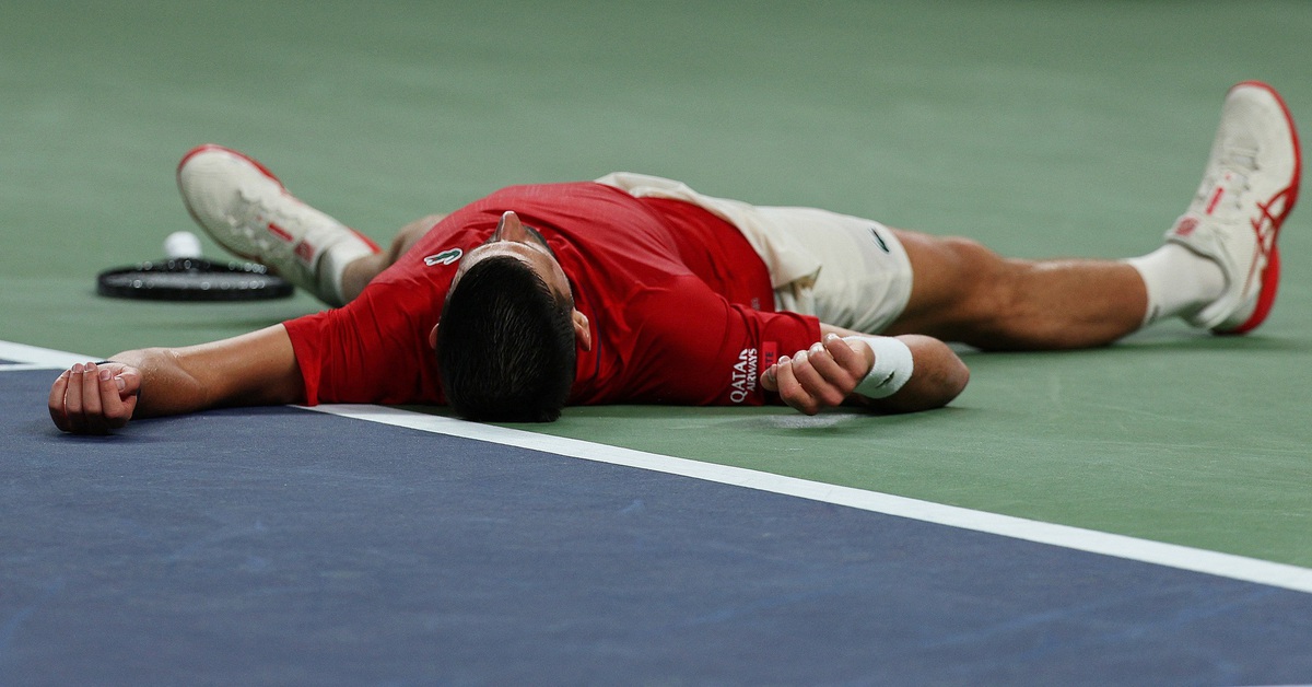 Djokovic nằm vật ra sân và phải đo huyết áp giữa trận đấu