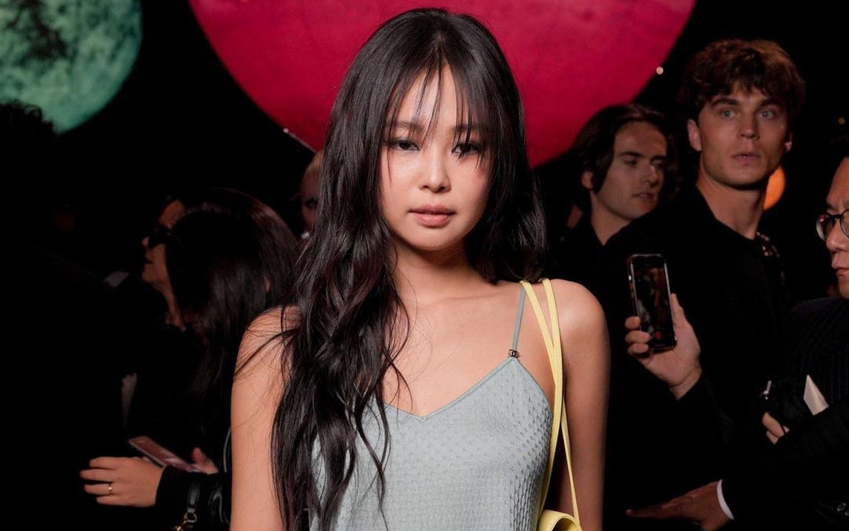 Giống Rosé, Jennie BlackPink bị chê mặc đồ ngủ đến Paris Fashion Week