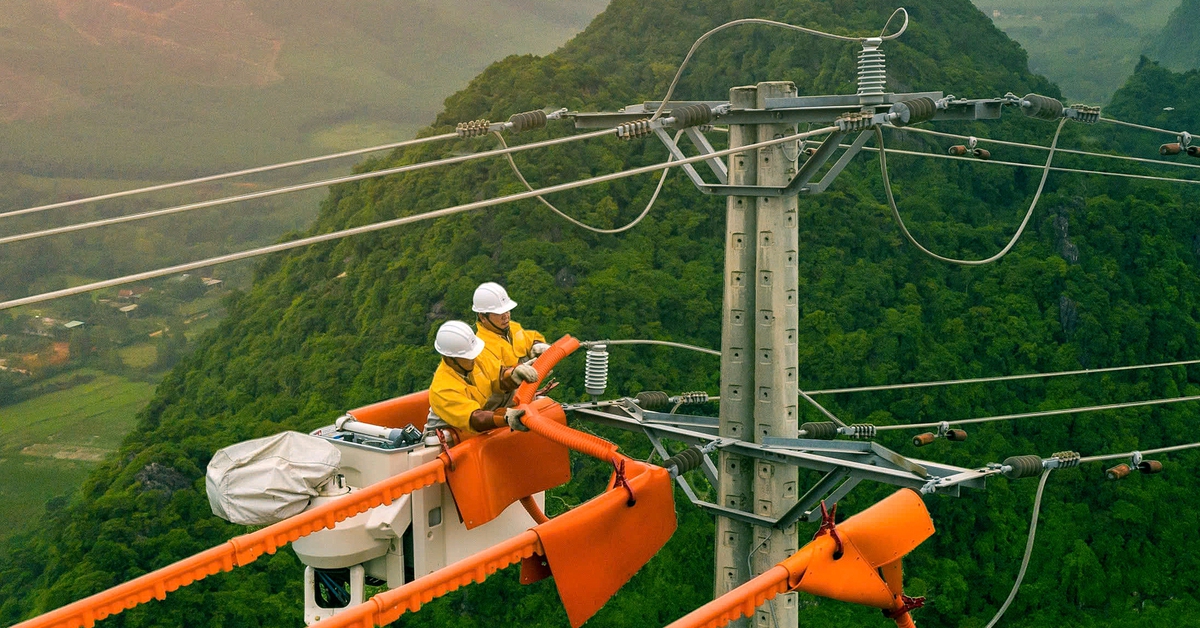 Tổng công ty Điện lực miền Trung 50 năm vươn lên trong gian khó