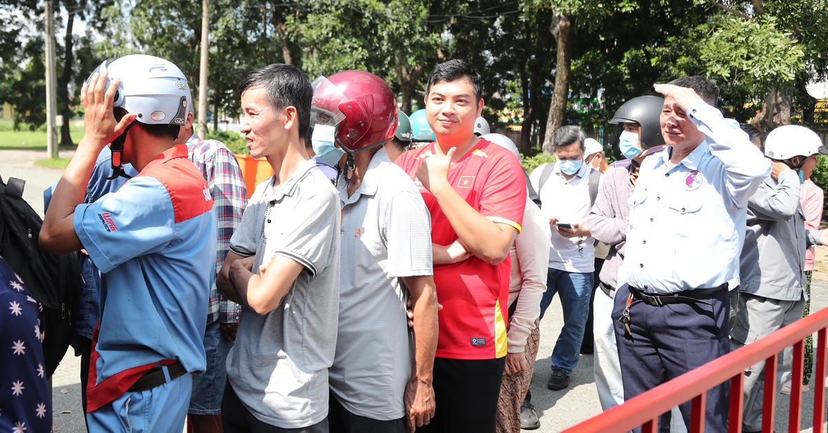 Người hâm mộ 'đội nắng' mua vé xem tuyển Việt Nam đấu Nepal