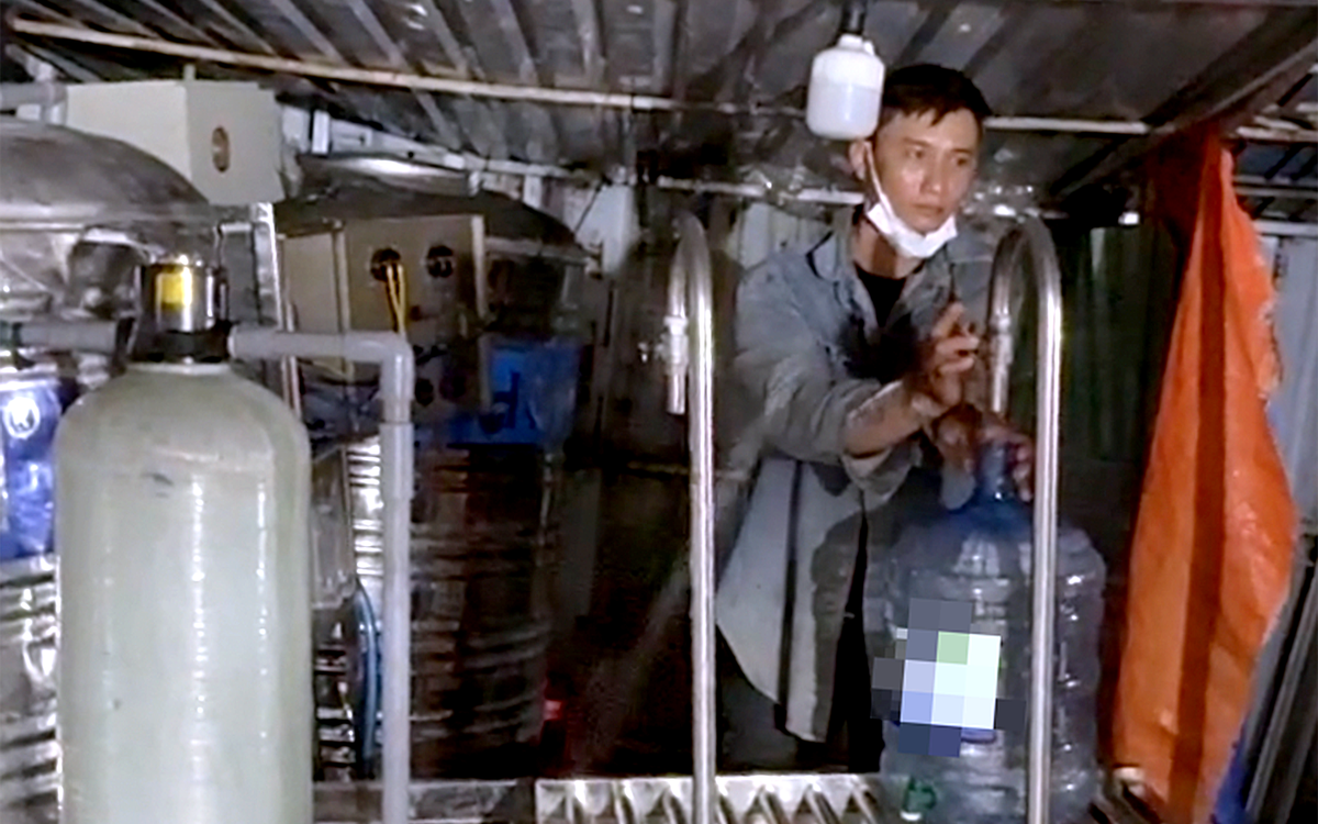 Công an TP.HCM bắt hai người sản xuất nước uống đóng bình giả thương hiệu nổi tiếng