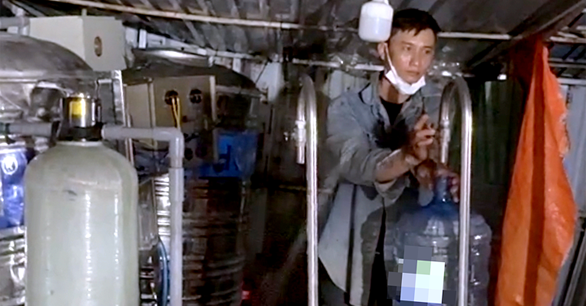 Công an TP.HCM bắt hai người sản xuất nước uống đóng bình giả thương hiệu nổi tiếng