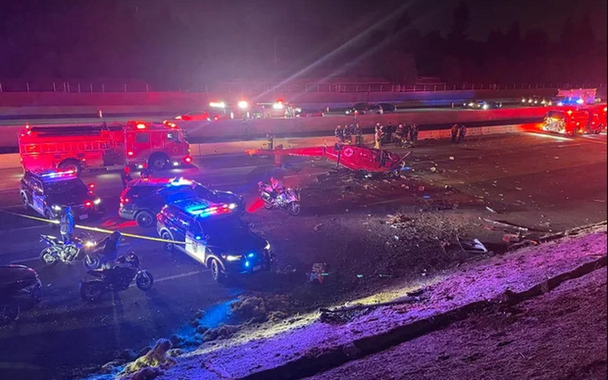 Rơi trực thăng trên đường cao tốc bang California, nhiều người bị thương