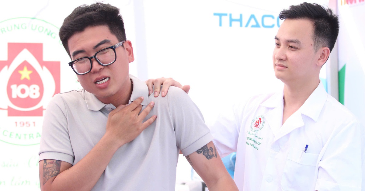 Tổn thương gân cơ trên gai đáng ngại thế nào với người đá bóng?