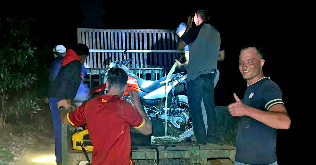 Đi theo Google Maps, 2 du khách Hà Lan lạc giữa rừng sâu, công an xã dùng máy cày giải cứu