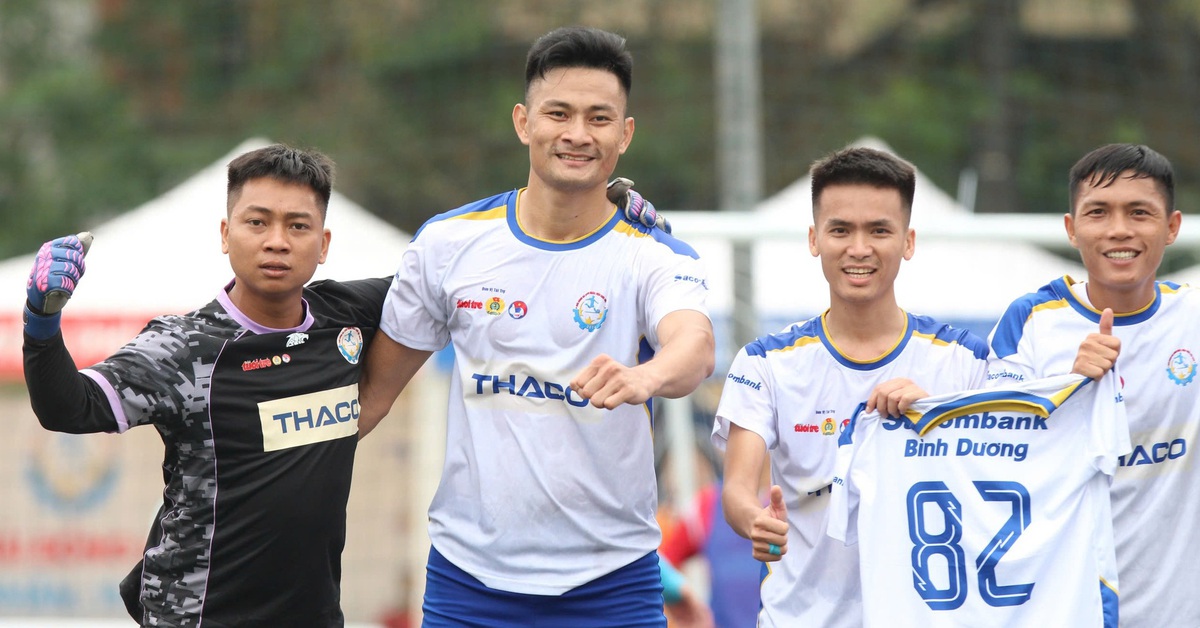 Gác lại áp lực, cầu thủ Sacombank xỏ giày ra sân