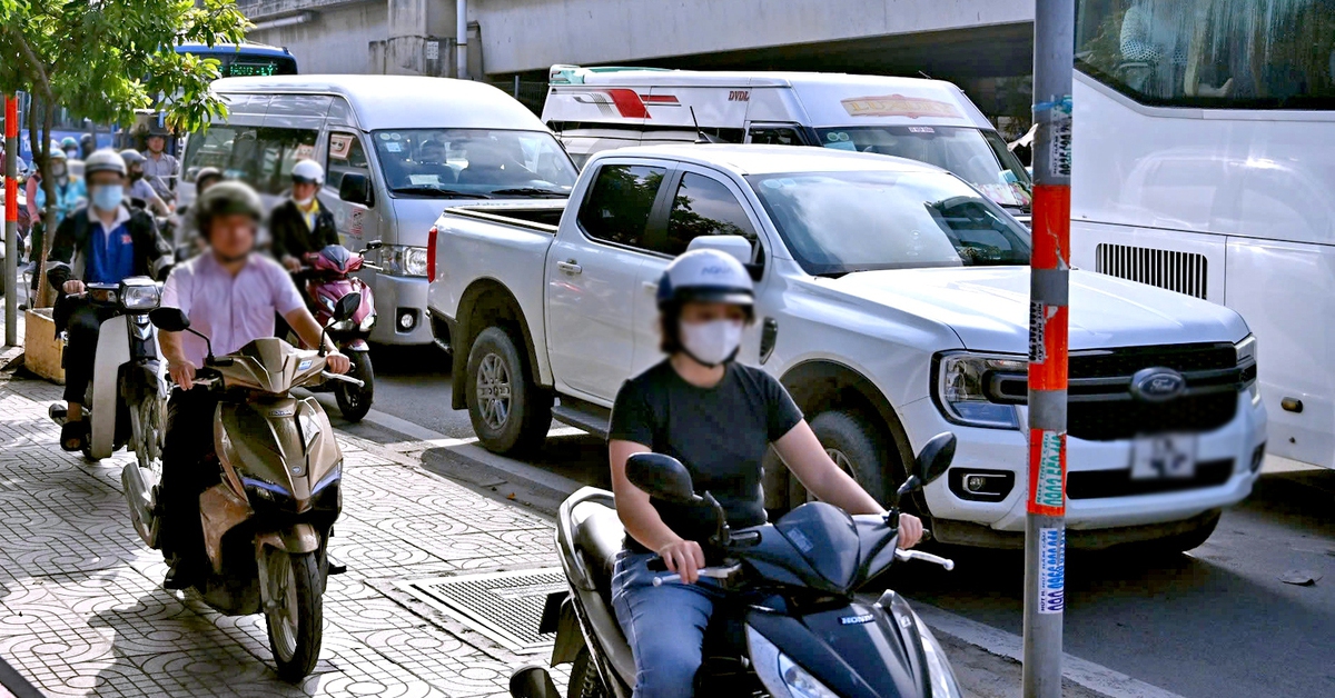 Viện lý do xe máy leo vỉa hè do đường chật, ô tô lấn làn, đang vội... có thỏa đáng?