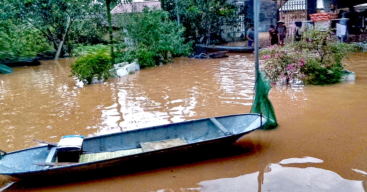 Tràn đê bối, nước lũ cuồn cuộn trong đêm, hàng nghìn người sơ tán khẩn cấp