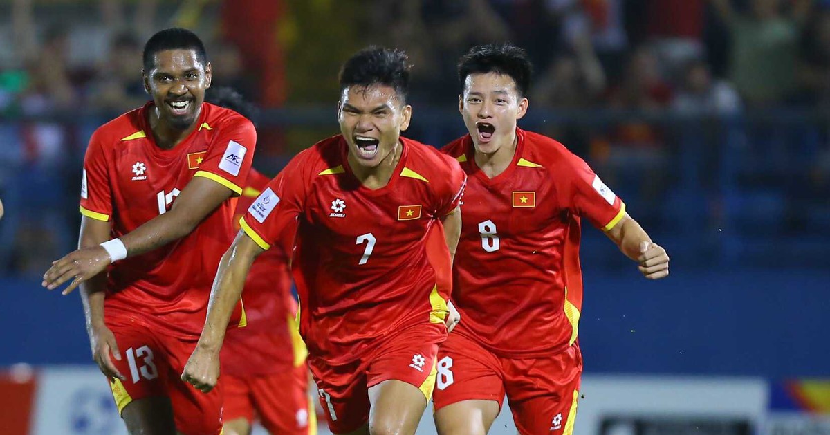 Tuyển Việt Nam thắng vất vả trước 10 người Nepal