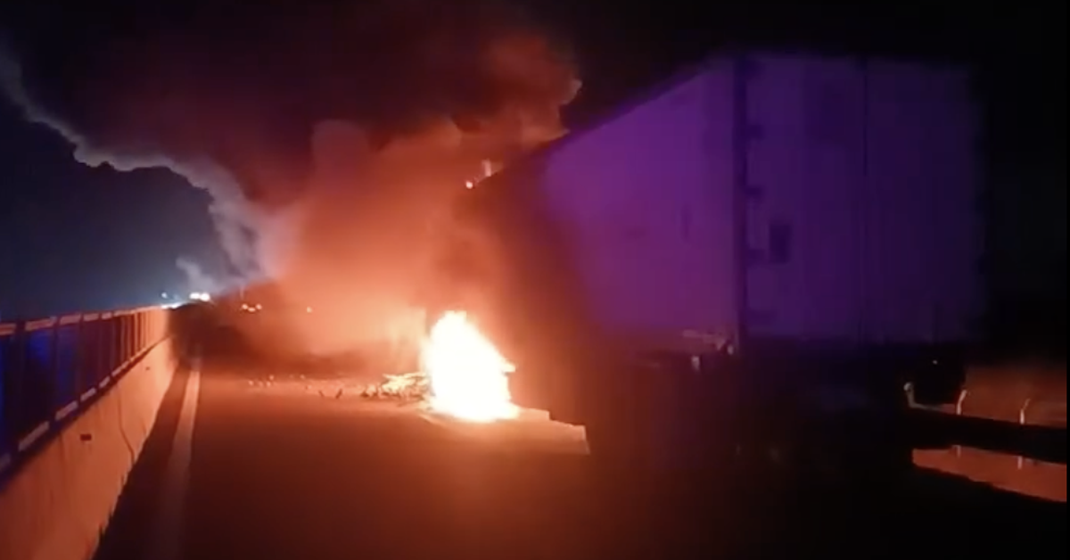 Đầu kéo xe container cháy ngùn ngụt trên cao tốc Vĩnh Hảo - Phan Thiết