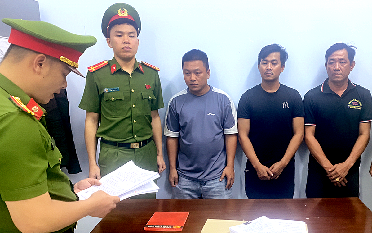 Tạm giữ 3 người trong vụ chặn đầu xe khách tại trạm thu phí