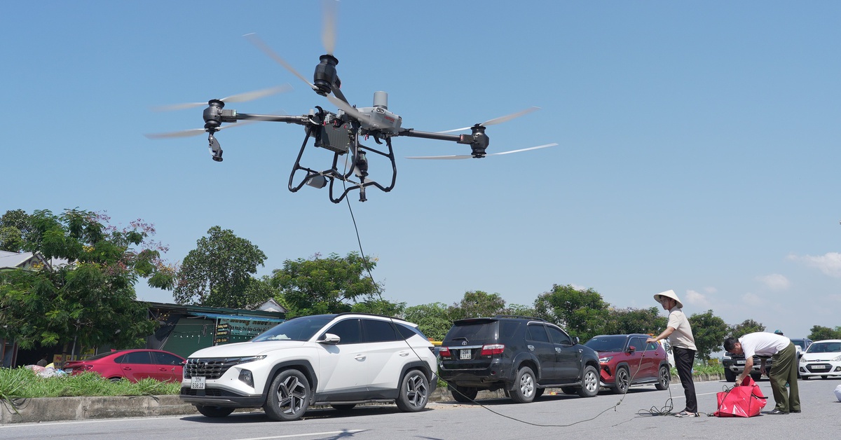 Thái Nguyên: Drone chở thuốc vào vùng lũ cho bé 4 tháng tuổi sốt cao