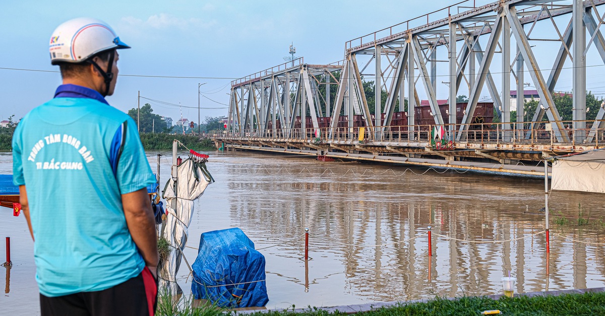 Lũ trên sông Thương cuồn cuộn chảy, vượt mốc lịch sử năm 1986