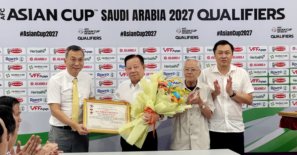 Ba cá nhân được trao kỷ niệm chương 'Vì sự nghiệp bóng đá Việt Nam'