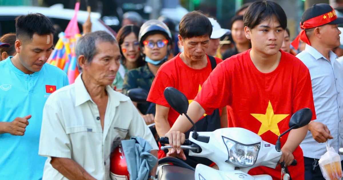 Cổ động viên chờ sát giờ mới đến xem tuyển Việt Nam đấu Nepal