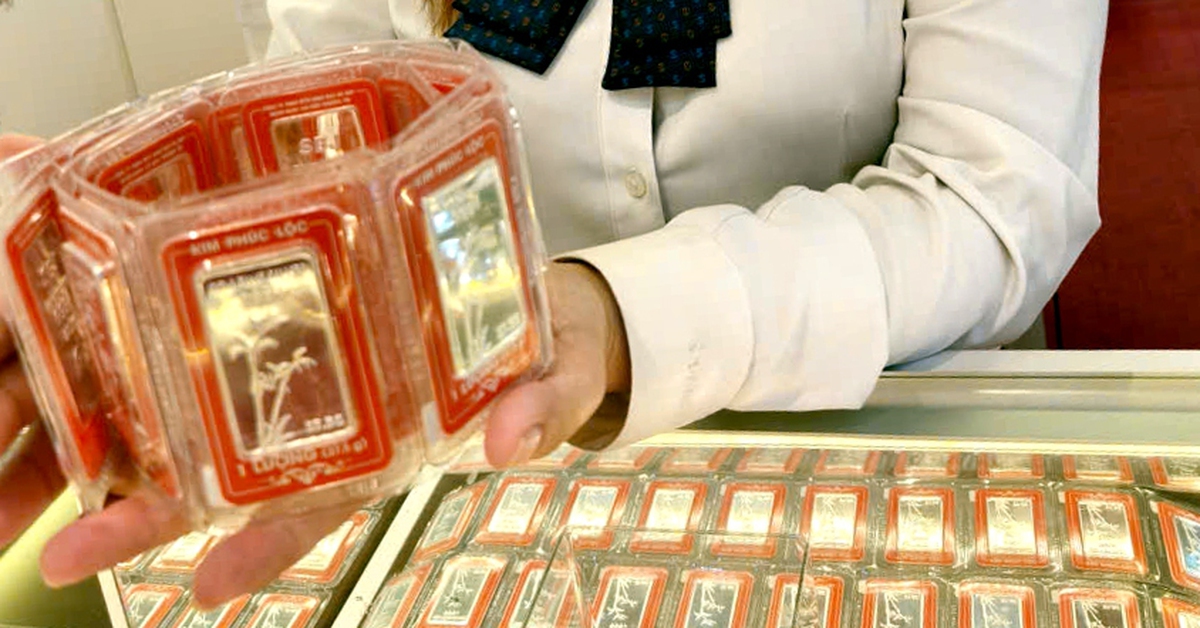 Giá vàng thế giới rơi thẳng đứng, giá bạc vượt đỉnh 14 năm