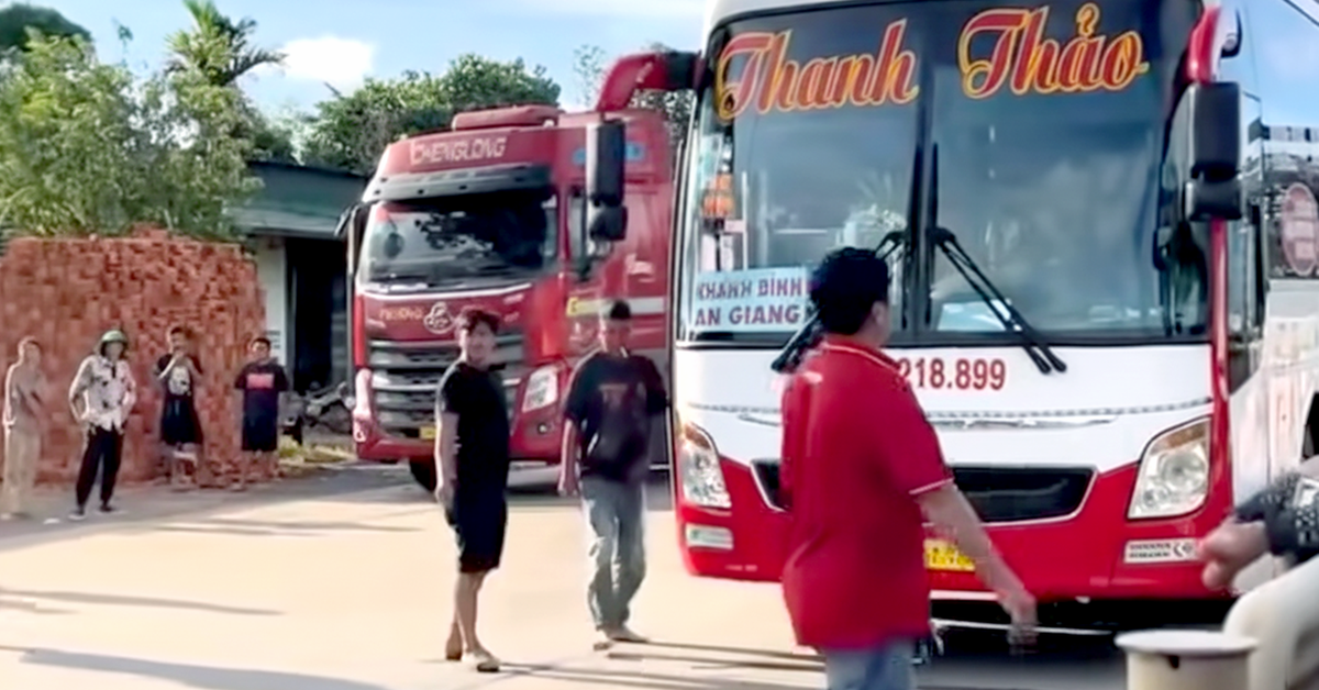 Bị vượt ẩu, tài xế xe đầu kéo cầm búa lao vào ẩu đả tài xế xe khách ở trạm thu phí