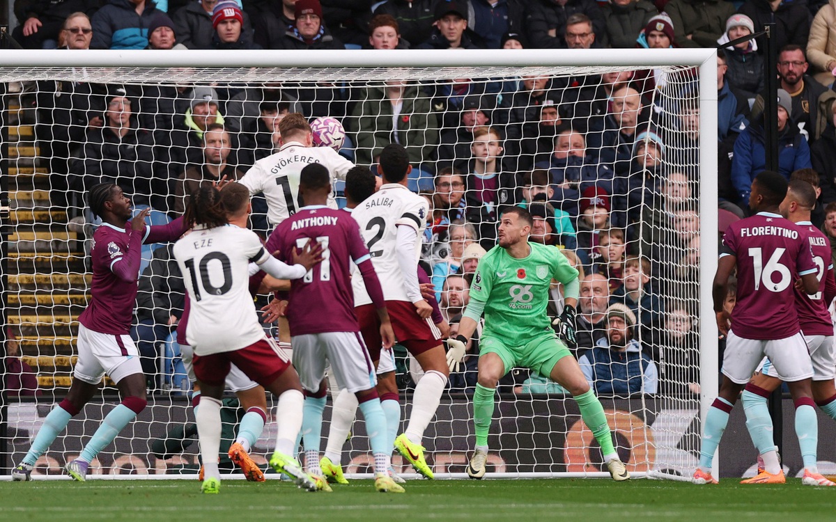 Arsenal lập kỷ lục ghi bàn từ chấm phạt góc, vững ngôi đầu bảng Premier League