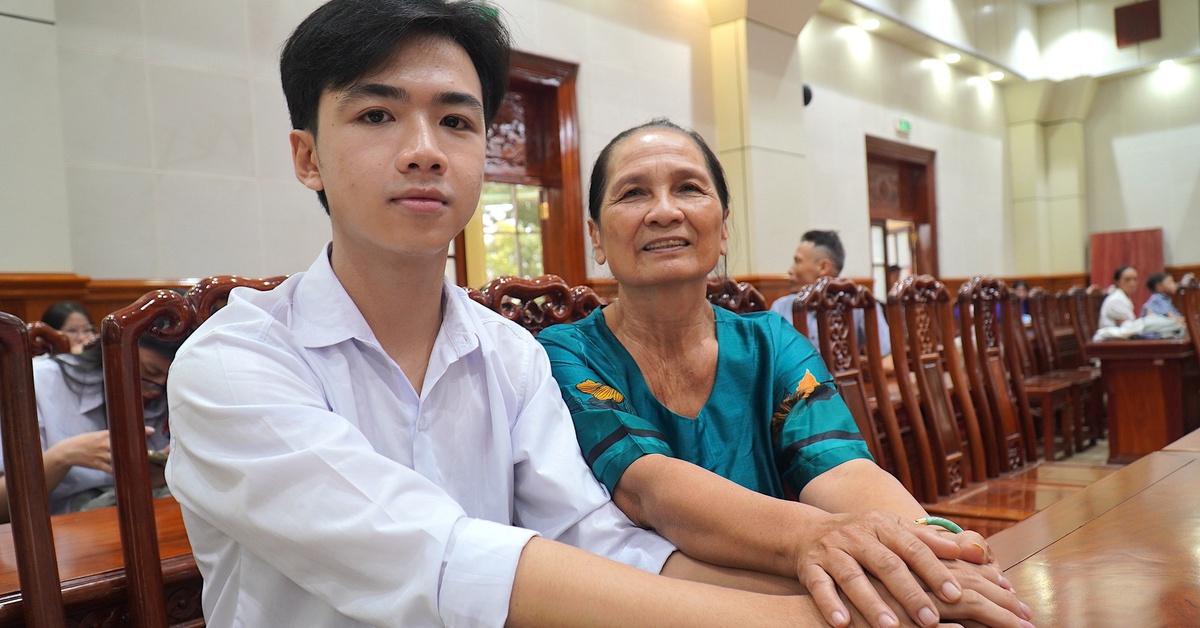 Bà nội nắm tay không rời đứa cháu bị cha mẹ bỏ lại đậu ĐH Kinh tế TP.HCM đi nhận học bổng