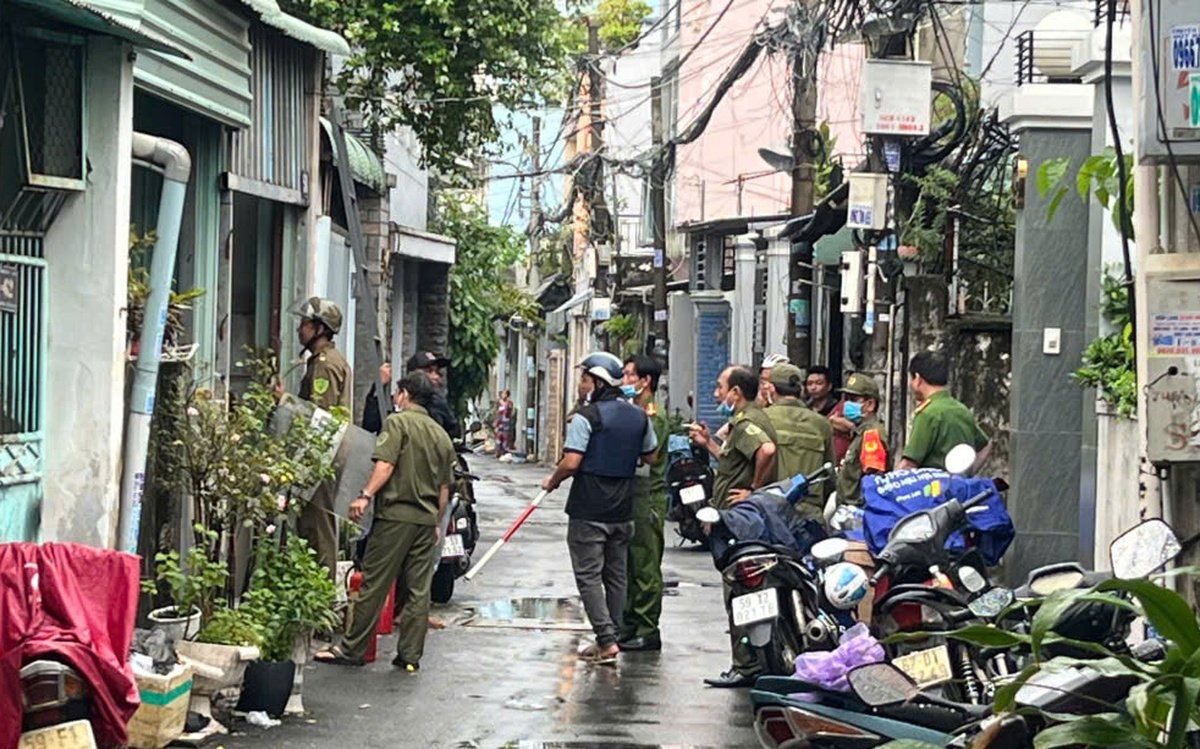 TP.HCM: Đang phong tỏa tìm cách khống chế người đàn ông tấn công hàng xóm, cố thủ trong nhà