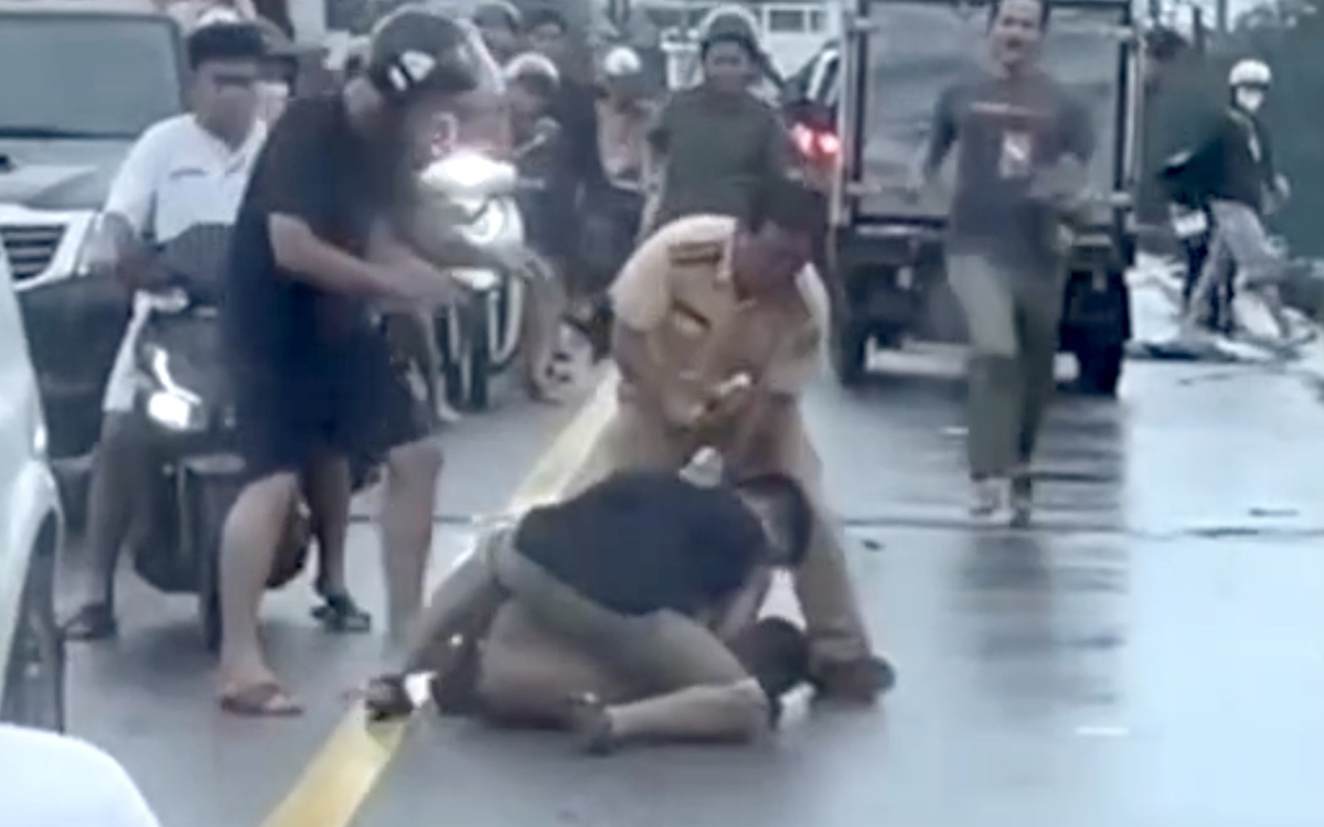 CSGT điều tiết xe cộ đi tránh lũ thì bị thanh niên phê ma túy đánh