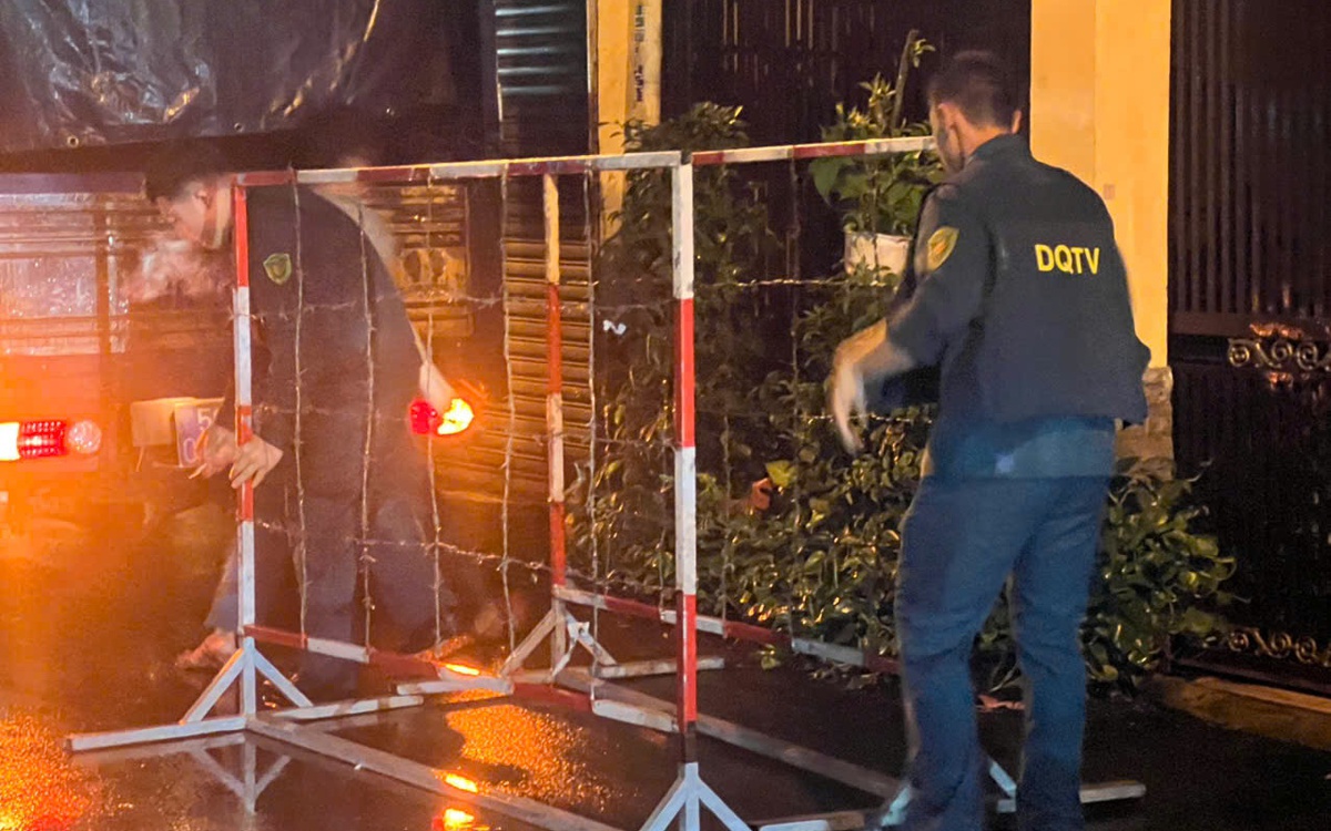 TP.HCM: Khống chế người đàn ông tấn công hàng xóm, cố thủ trong nhà cả ngày trời