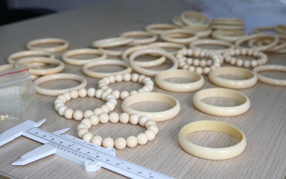 Công an thu giữ 44 vòng đeo tay nghi chế tác từ ngà voi