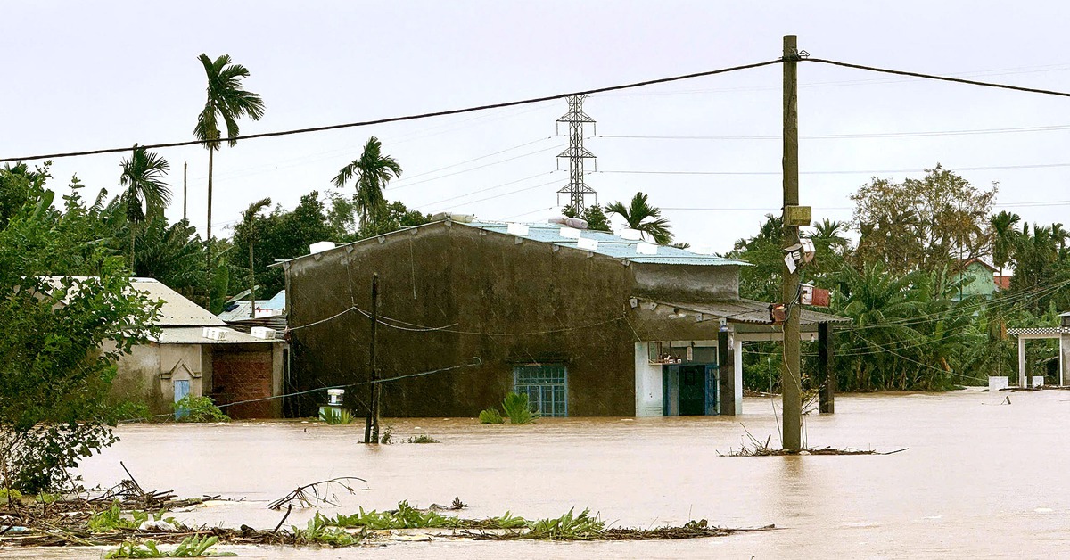 Đến sáng nay, đường nào chưa thông, vùng lũ nào ở miền Trung mất điện?
