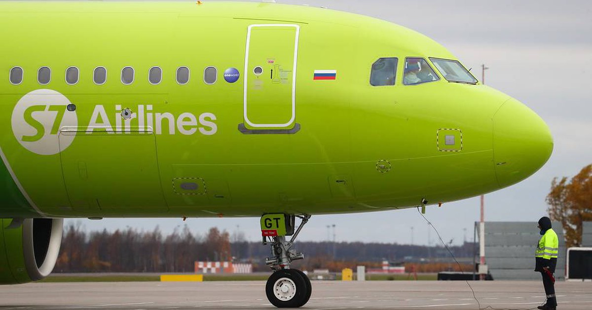 Hãng bay lớn đầu tiên của Nga cho phép tiếp viên mang giày thể thao