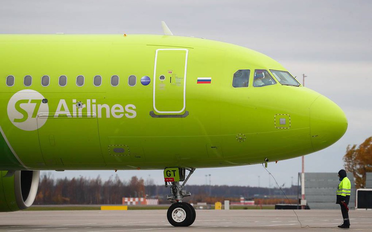 Hãng bay lớn đầu tiên của Nga cho phép tiếp viên mang giày thể thao