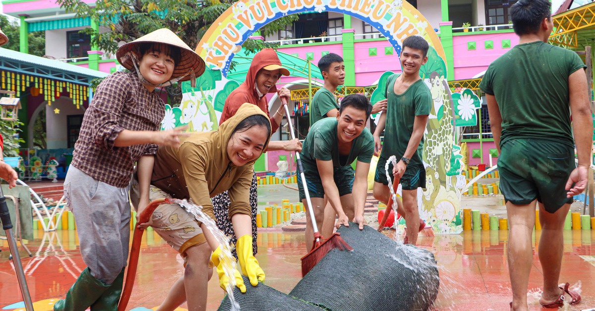 Bộ đội 'tiếp sức' trường mầm non vùng rốn lũ Đà Nẵng dọn bùn đón trẻ trở lại