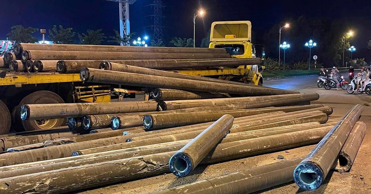 Xe bị tuột dây chằng, cả chục cọc bê tông rơi ngổn ngang giữa phố Quảng Ngãi