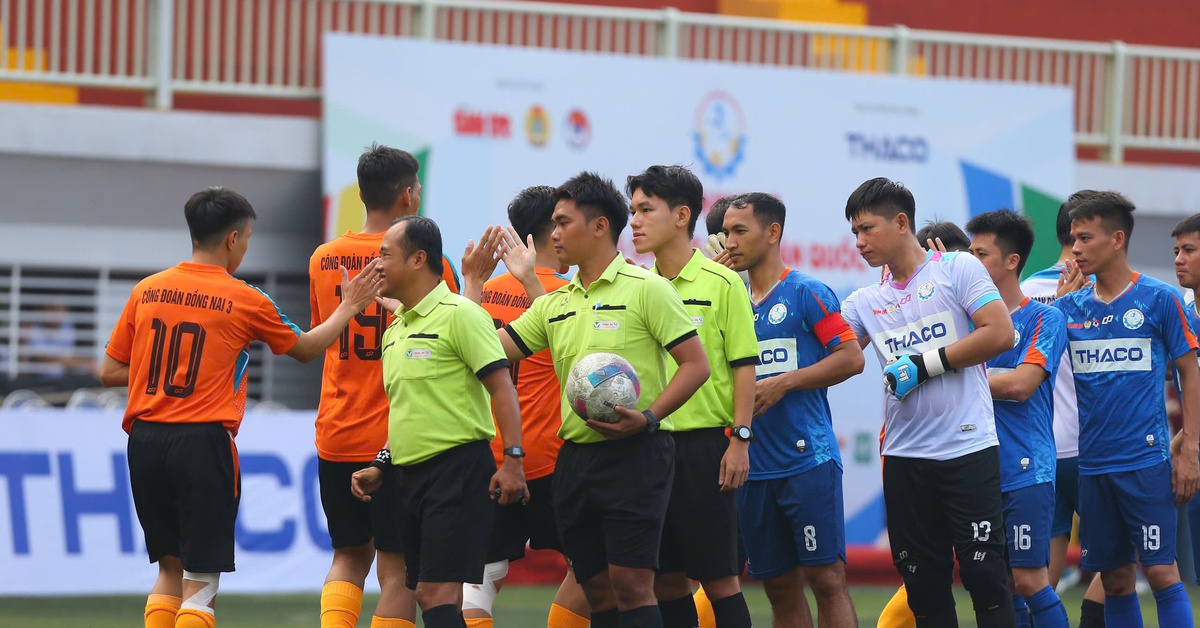 Trọng tài trung gian đảm bảo tính công tâm tại Giải bóng đá công nhân, viên chức Việt Nam 2025